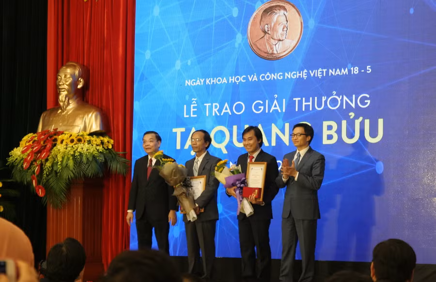 Hai giảng viên đại học xuất sắc đoạt giải thưởng Tạ Quang Bửu 2017