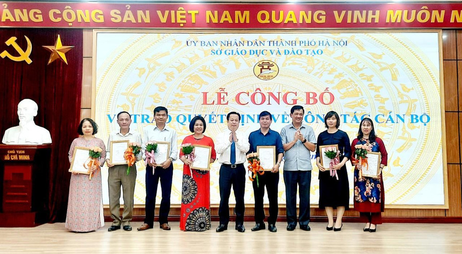 Lãnh đạo Sở GD&ĐT Hà Nội trao các quyết định bổ nhiệm.