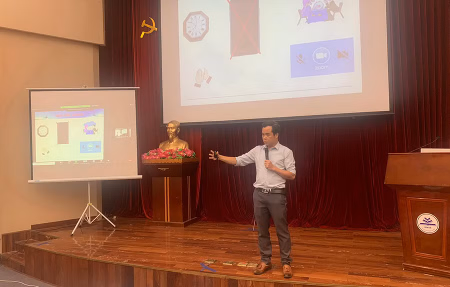 Báo cáo viên trình bày bài giảng