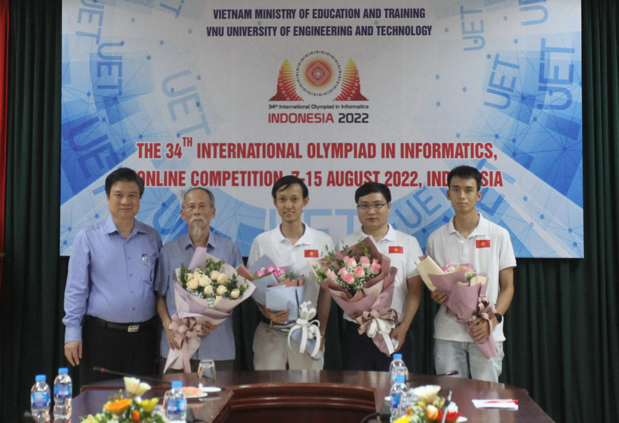 Thứ trưởng Nguyễn Hữu Độ tặng hoa chúc mừng các thầy giáo huấn luyện đội tuyển Thứ trưởng Nguyễn Hữu Độ tặng hoa chúc mừng các thầy giáo huấn luyện đội tuyển