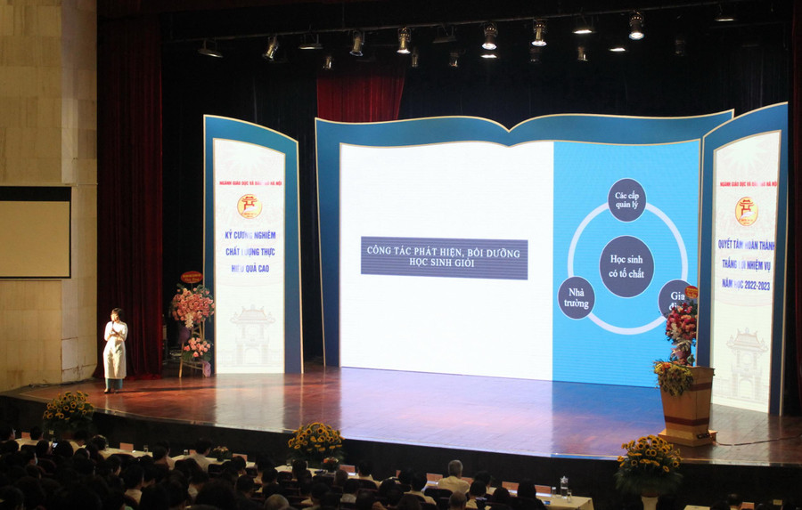 Đại biểu tham luận tại hội nghị Đại biểu tham luận tại hội nghị