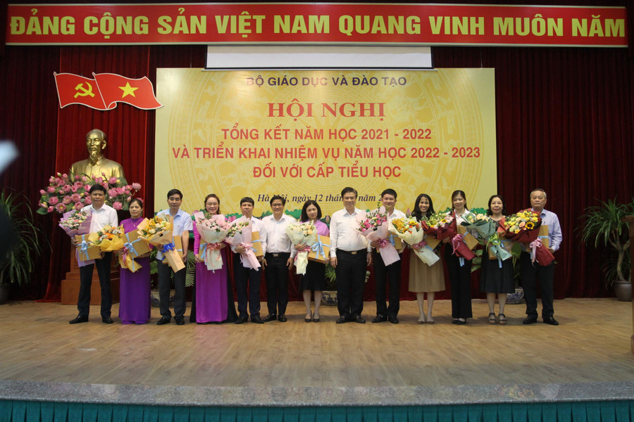 Thứ trưởng Nguyễn Hữu Độ tặng hoa chúc mừng các cán bộ quản lý giáo dục cấp tiểu học mới được bổ nhiệm Thứ trưởng Nguyễn Hữu Độ tặng hoa chúc mừng các cán bộ quản lý giáo dục cấp tiểu học mới được bổ nhiệm