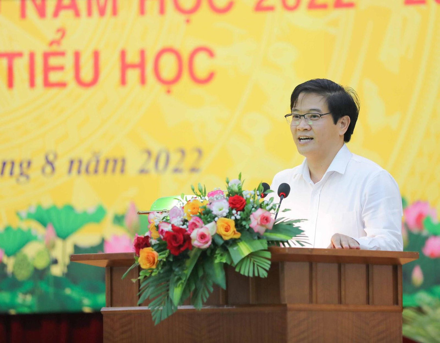 Ông Thái Văn Tài- Vụ trưởng Vụ Giáo dục Tiểu học (Bộ GD&ĐT) báo cáo tại hội nghị Ông Thái Văn Tài- Vụ trưởng Vụ Giáo dục Tiểu học (Bộ GD&ĐT) báo cáo tại hội nghị