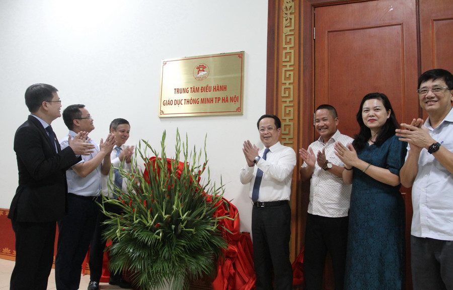 Các đại biểu thực hiện nghi thức cắt băng khánh thành Các đại biểu thực hiện nghi thức cắt băng khánh thành