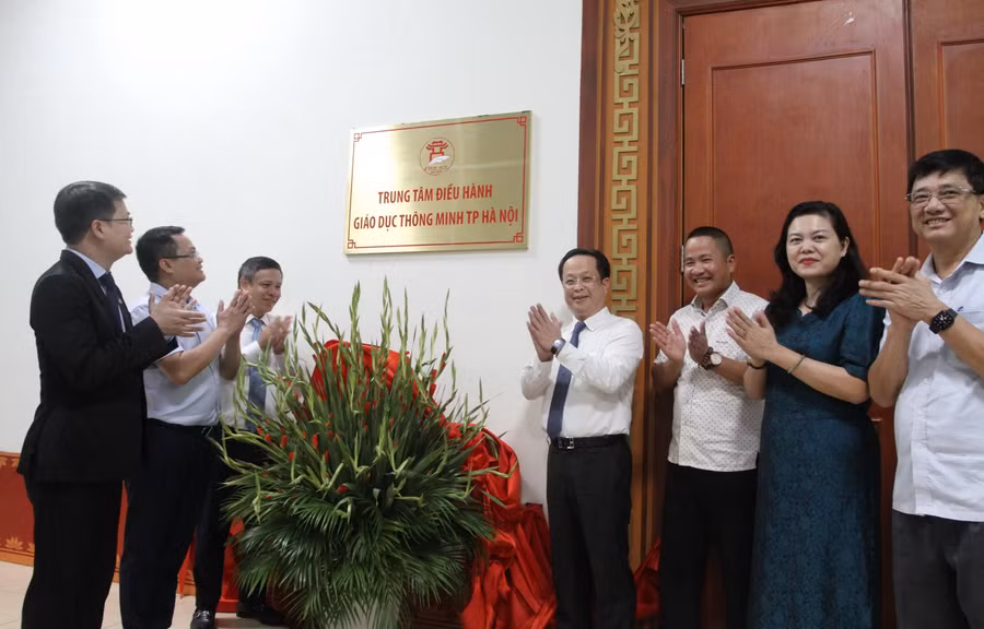 Các đại biểu thực hiện nghi thức cắt băng khánh thành