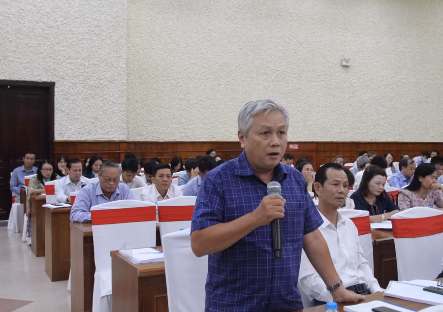 Đại biểu tham luận tại hội nghị