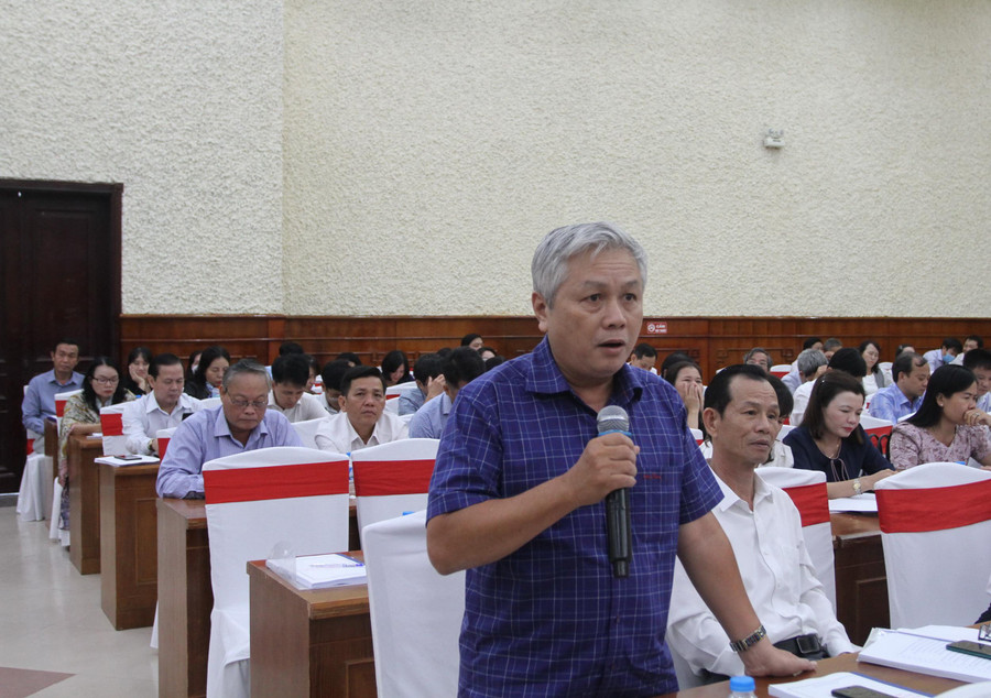 Đại biểu tham luận tại hội nghị Đại biểu tham luận tại hội nghị