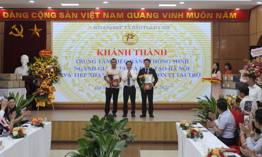 Giám đốc Sở GD&ĐT Hà Nội Trần Thế Cương tặng quà, cảm ơn hai đơn vị tài trợ là Tập đoàn Công nghệ Quảng Ích và trường Đại học CMC Giám đốc Sở GD&ĐT Hà Nội Trần Thế Cương tặng quà, cảm ơn hai đơn vị tài trợ là Tập đoàn Công nghệ Quảng Ích và trường Đại học CMC