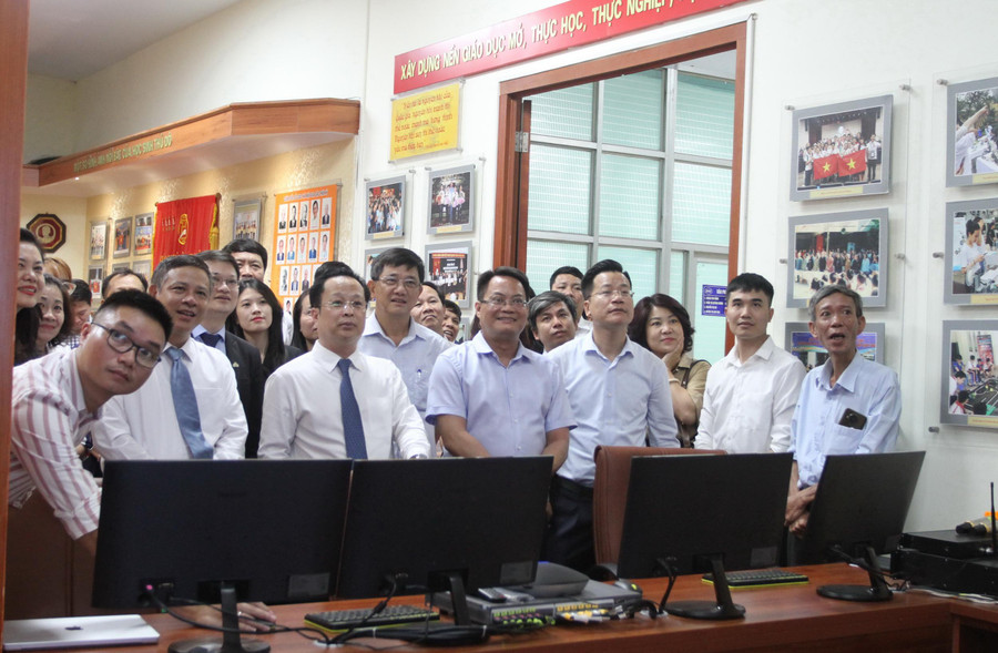 Các đại biểu tham quan Trung tâm điều hành giáo dục thông minh thành phố Hà Nội Các đại biểu tham quan Trung tâm điều hành giáo dục thông minh thành phố Hà Nội