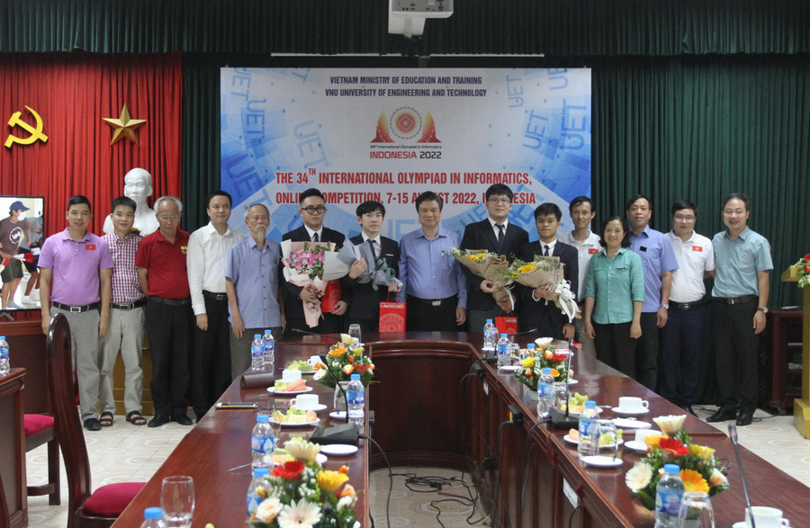 Các đại biểu chụp ảnh lưu niệm với đội tuyển Các đại biểu chụp ảnh lưu niệm với đội tuyển