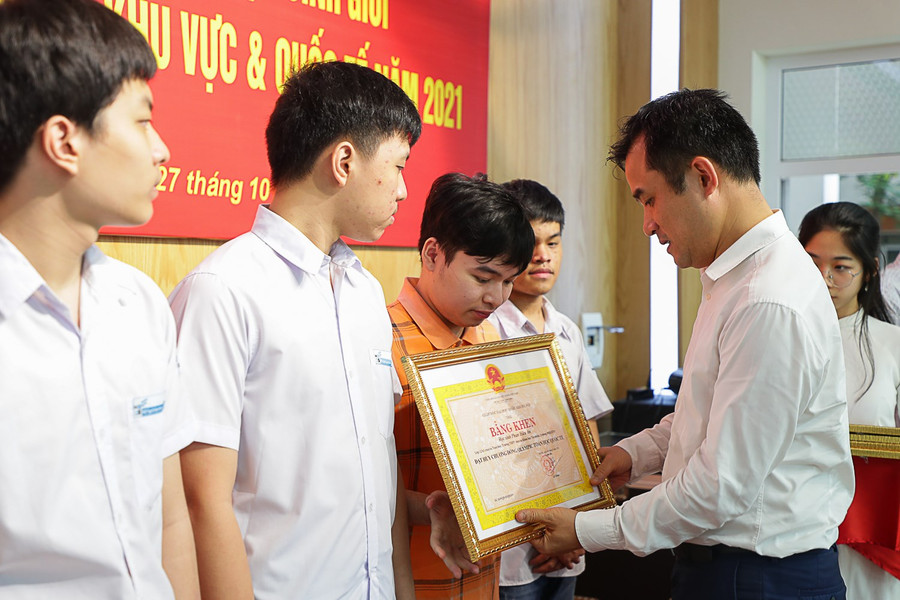 Phó Giám đốc ĐHQGHN Phạm Bảo Sơn chúc mừng thành tích các em học sinh Trường THPT Chuyên KHTN đạt được tại các kỳ thi Olympic khu vực và quốc tế năm 2021