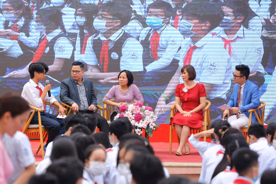 Học sinh chia sẻ nguyện vọng cùng các thầy cô và các chuyên gia tâm lý