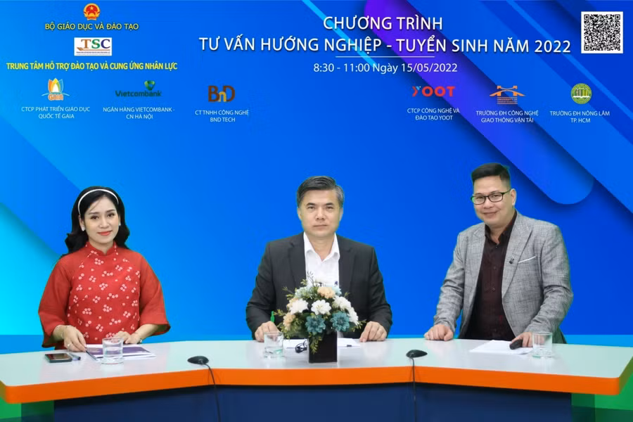 Các đại biểu tại điểm cầu Trường Đại học Công nghệ Giao thông Vận tải (Hà Nội).