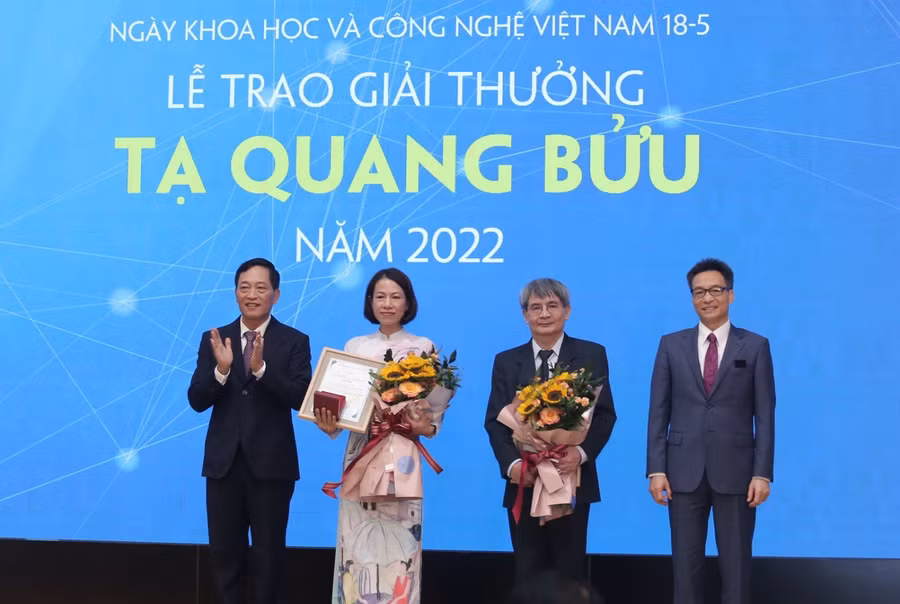 Phó Thủ tướng Vũ Đức Đam, Thứ trưởng Bộ Khoa học Công và nghệ Trần Văn Tùng trao giải thưởng cho GS.TSKH Ngô Việt Trung và PGS.TS Nguyễn Thị Lệ Thu.