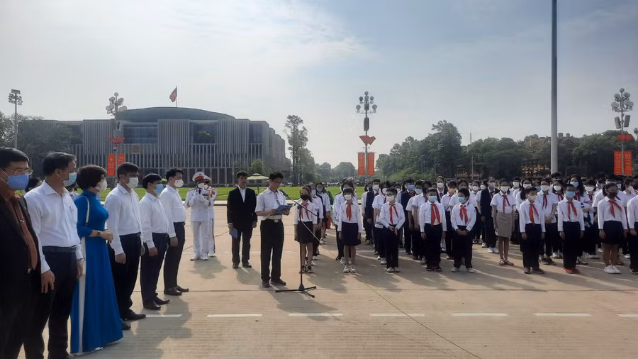 Trần Đình Dũng, học sinh lớp 12 chuyên lý, Trường THPT chuyên Hà Nội - Amsterdam đại diện cho các học sinh giỏi Thủ đô hứa luôn ghi nhớ lời Bác Hồ dạy