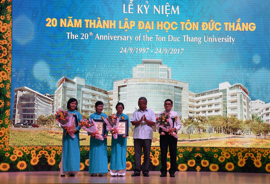 Đ/c Đăng Ngọc Tùng - nguyên Chủ tịch Tồng LĐLĐ Việt Nam - tuyên dương các cá nhân có thâm niên công tác tại trường 20 năm Đ/c Đăng Ngọc Tùng - nguyên Chủ tịch Tồng LĐLĐ Việt Nam - tuyên dương các cá nhân có thâm niên công tác tại trường 20 năm