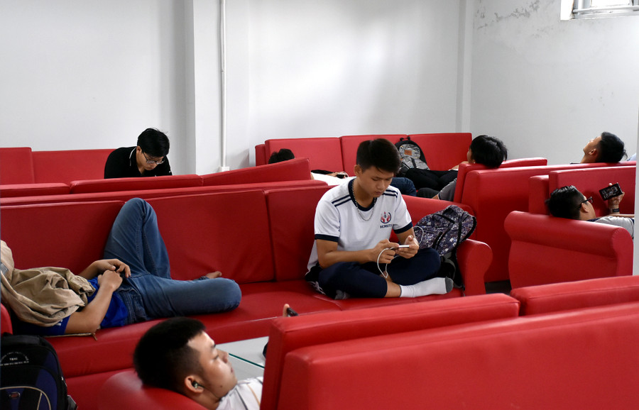 Khu vực được trang bị ghế salon phụ vụ các nhu cầu của SV