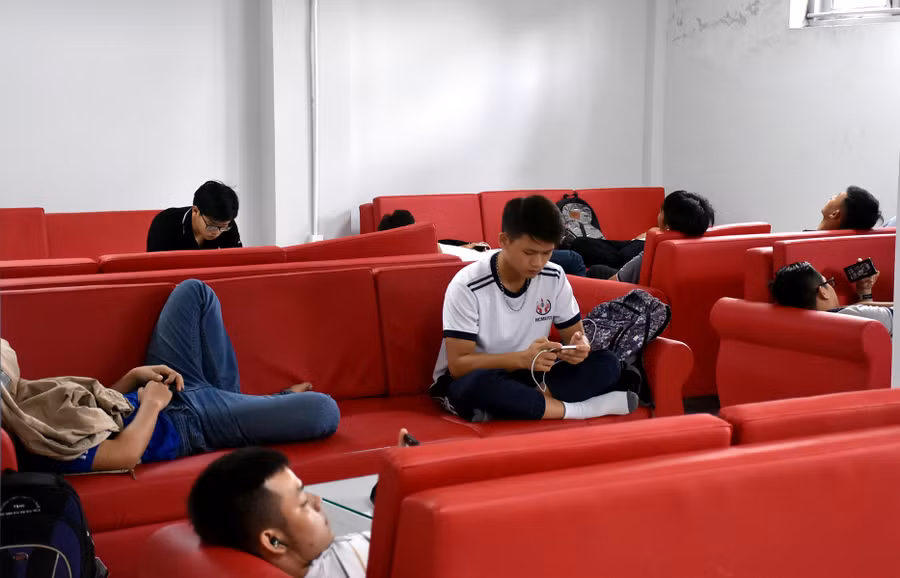 Khu vực được trang bị ghế salon phụ vụ các nhu cầu của SV