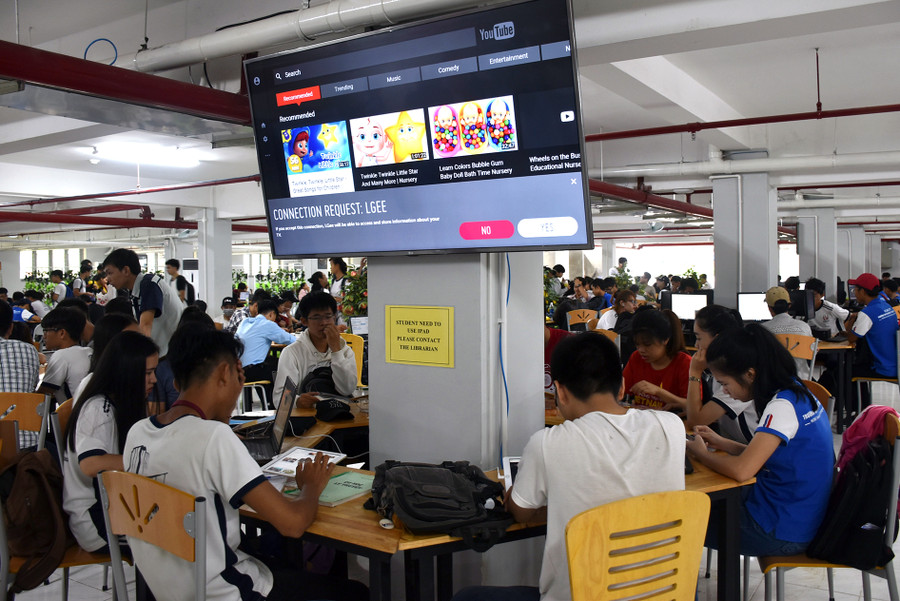 Một góc học tập bên trong thư viện CLC