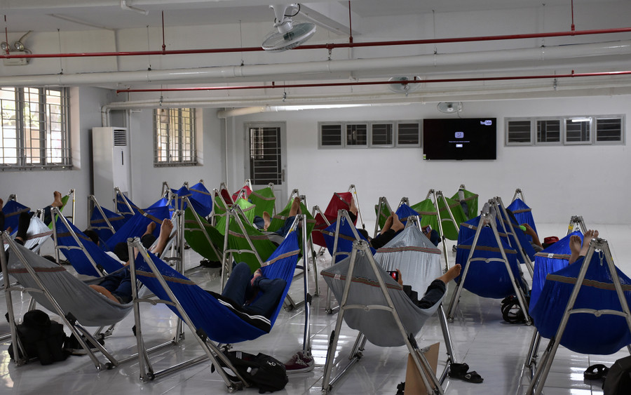 Khu vực có trang bị võng xếp cho SV nghỉ ngơi