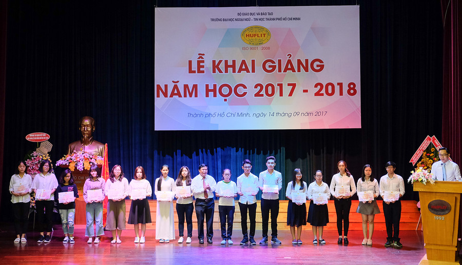Đại diện Sở GD&ĐT TPHCM trao học bổng cho tân SV