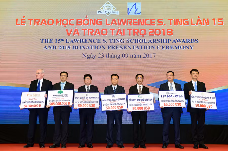 Quỹ Lawrence S. Ting nhận trợ của các mạnh thường quân tại buổi lễ