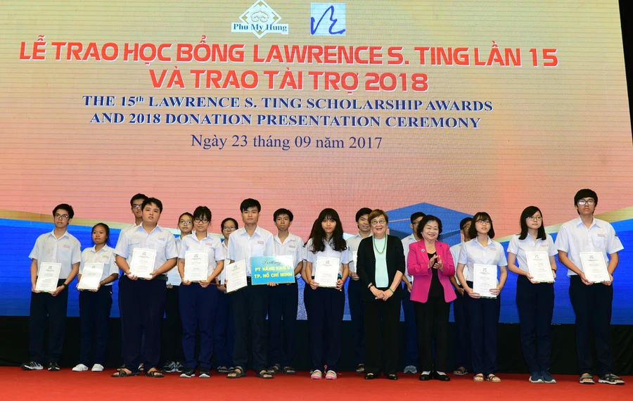 Đ/c Trương Mỹ Hoa – nguyên Phó Chủ tịch nước, Chủ tịch Quỹ học bổng Vừ A Dính và bà Tsien Niu Ping - Phó Chủ tịch Quỹ Lawrence S. Ting trao học bổng cho các em học sinh 