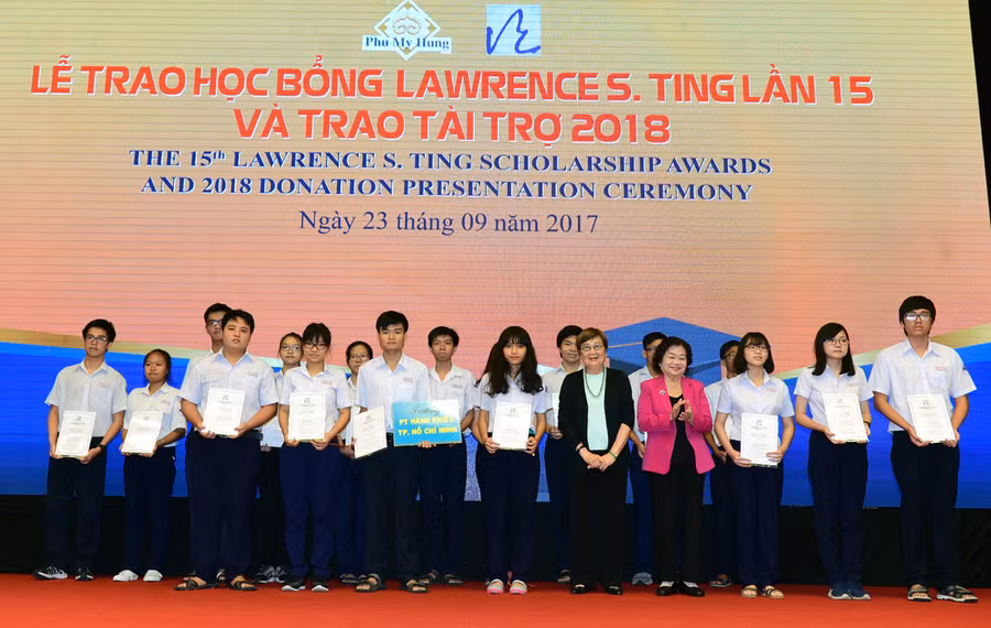 Đ/c Trương Mỹ Hoa – nguyên Phó Chủ tịch nước, Chủ tịch Quỹ học bổng Vừ A Dính và bà Tsien Niu Ping - Phó Chủ tịch Quỹ Lawrence S. Ting trao học bổng cho các em học sinh 