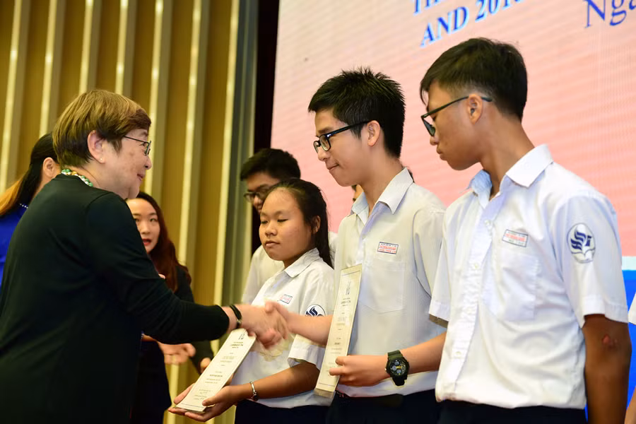 Bà Tsien Niu Ping - Phó Chủ tịch Quỹ Lawrence S. Ting trao học bổng cho các em học sinh Trường THPT Năng Khiếu