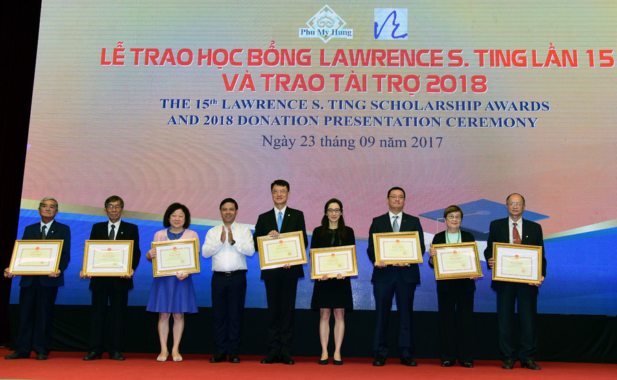 Ông Nguyễn Sơn Hải - Cục trưởng Cục CNTT (Bộ GD&ĐT) bằng khen của Bộ trưởng Bộ GD&ĐT cho các cá nhân thuộc Quỹ Lawrence S. Ting, Tập đoàn CT&D và Công ty Phú Mỹ Hưng, tại buổi lễ