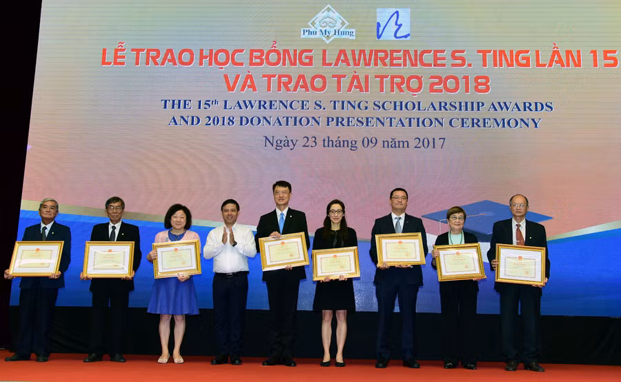 Ông Nguyễn Sơn Hải - Cục trưởng Cục CNTT (Bộ GD&ĐT) bằng khen của Bộ trưởng Bộ GD&ĐT cho các cá nhân thuộc Quỹ Lawrence S. Ting, Tập đoàn CT&D và Công ty Phú Mỹ Hưng, tại buổi lễ