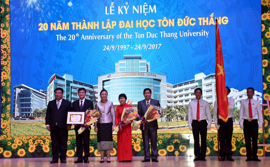 Bà Sengdeuane Lachanthaboun - Bộ trưởng Bộ Giáo dục và Thể thao Lào - trao Huân chương Hữu nghị của Chủ tịch nước Lào cho đại diện lãnh đạo TDTU Bà Sengdeuane Lachanthaboun - Bộ trưởng Bộ Giáo dục và Thể thao Lào - trao Huân chương Hữu nghị của Chủ tịch nước Lào cho đại diện lãnh đạo TDTU