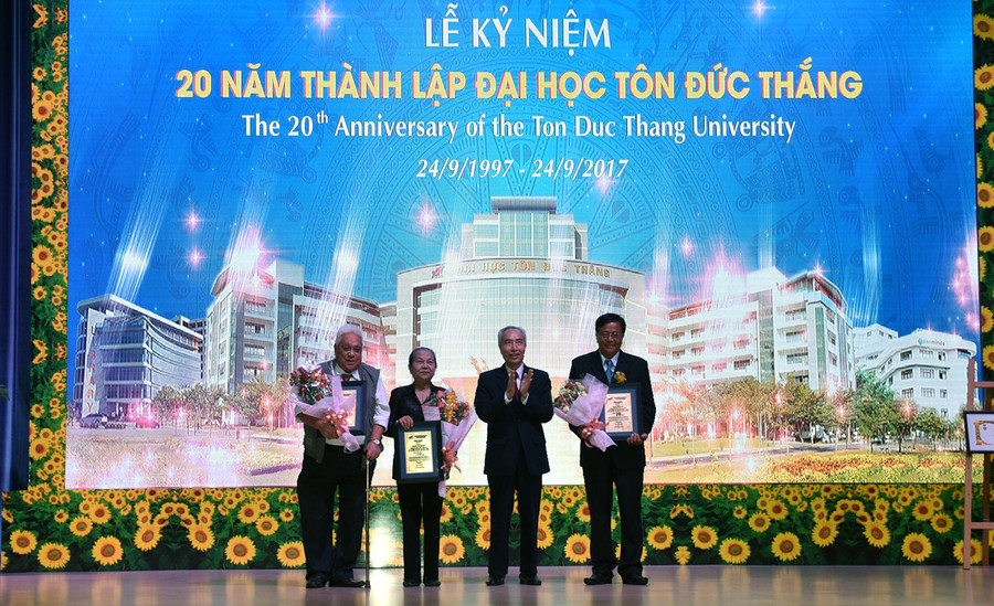 Đ/c Huỳnh Đảm - nguyên Chủ tịch Ủy ban Mặt trận tổ quốc Việt Nam - tuyên dương Hội đồng sáng lập TDTU Đ/c Huỳnh Đảm - nguyên Chủ tịch Ủy ban Mặt trận tổ quốc Việt Nam - tuyên dương Hội đồng sáng lập TDTU