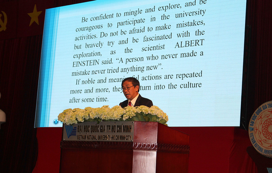 PGS.TS Hồ Thanh Phong phát biểu tại buổi lễ PGS.TS Hồ Thanh Phong phát biểu tại buổi lễ