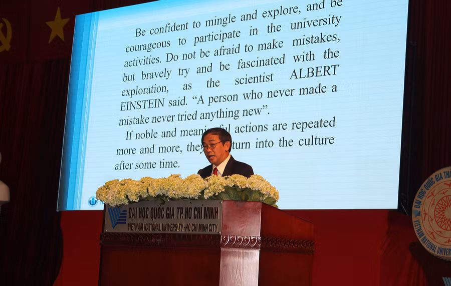 PGS.TS Hồ Thanh Phong phát biểu tại buổi lễ PGS.TS Hồ Thanh Phong phát biểu tại buổi lễ