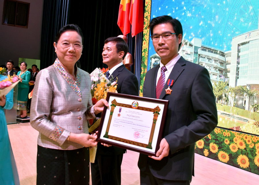 Bà Sengdeuane Lachanthaboun - Bộ trưởng Bộ Giáo dục và Thể thao Lào - trao Huân chương Lao động của Chủ tịch nước Lào cho TS Trần Trọng Đạo - Phó Hiệu trưởng TDTU Bà Sengdeuane Lachanthaboun - Bộ trưởng Bộ Giáo dục và Thể thao Lào - trao Huân chương Lao động của Chủ tịch nước Lào cho TS Trần Trọng Đạo - Phó Hiệu trưởng TDTU