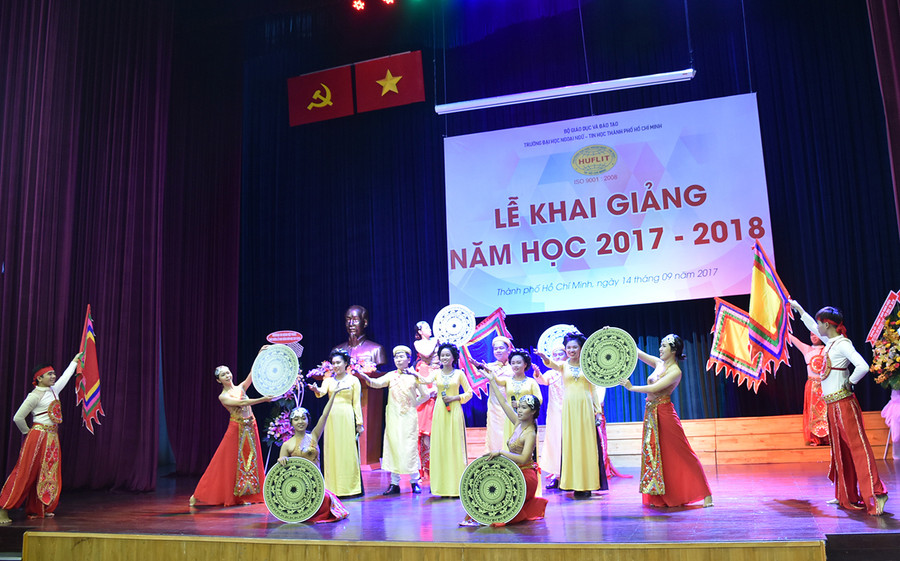 Tiết mục văn nghệ chào mừng khai giảng của sinh viên trường