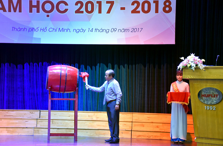 Hiệu trưởng nhà trường đánh trống khai giảng năm học mới