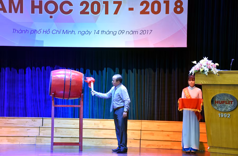 Hiệu trưởng nhà trường đánh trống khai giảng năm học mới