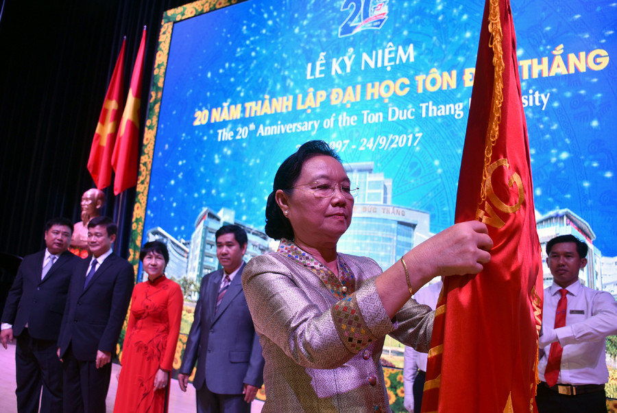 Bà Sengdeuane Lachanthaboun - Bộ trưởng Bộ Giáo dục và Thể thao Lào - gắn Huân chương Hữu nghị lên cờ truyền thống TDTU Bà Sengdeuane Lachanthaboun - Bộ trưởng Bộ Giáo dục và Thể thao Lào - gắn Huân chương Hữu nghị lên cờ truyền thống TDTU