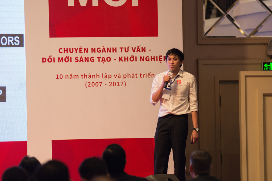 Ông Võ Việt Anh trình bày dự án DropDeck Ông Võ Việt Anh trình bày dự án DropDeck