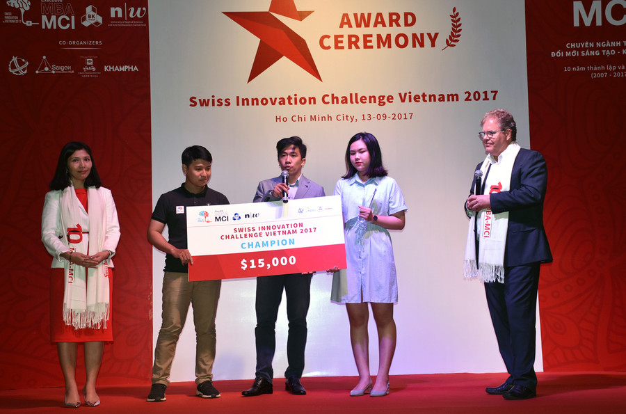 Ban tổ chức trao giải Nhất cho nhóm dự án ShareCarForAds Ban tổ chức trao giải Nhất cho nhóm dự án ShareCarForAds