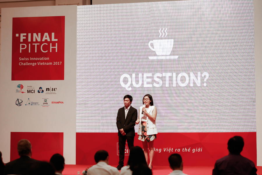 Ông Phan Văn Hán và bà Hà Thị Lan Anh trình bày dự án Smart Modular Parking Lot Ông Phan Văn Hán và bà Hà Thị Lan Anh trình bày dự án Smart Modular Parking Lot