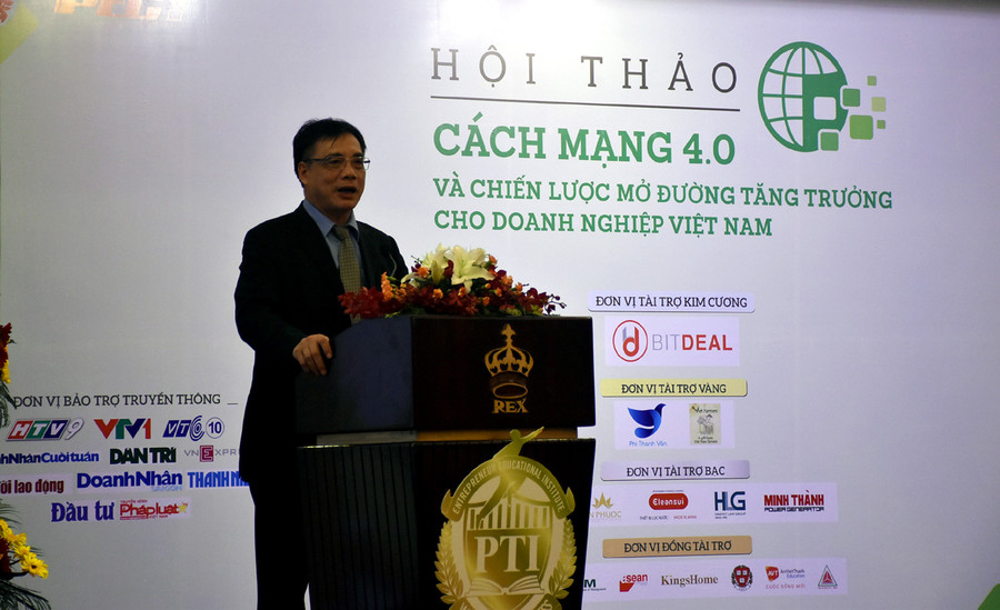 Ông Trần Đình Thiên (Viện trưởng Viện kinh tế Việt Nam) trình bày tại hội thảo Ông Trần Đình Thiên (Viện trưởng Viện kinh tế Việt Nam) trình bày tại hội thảo