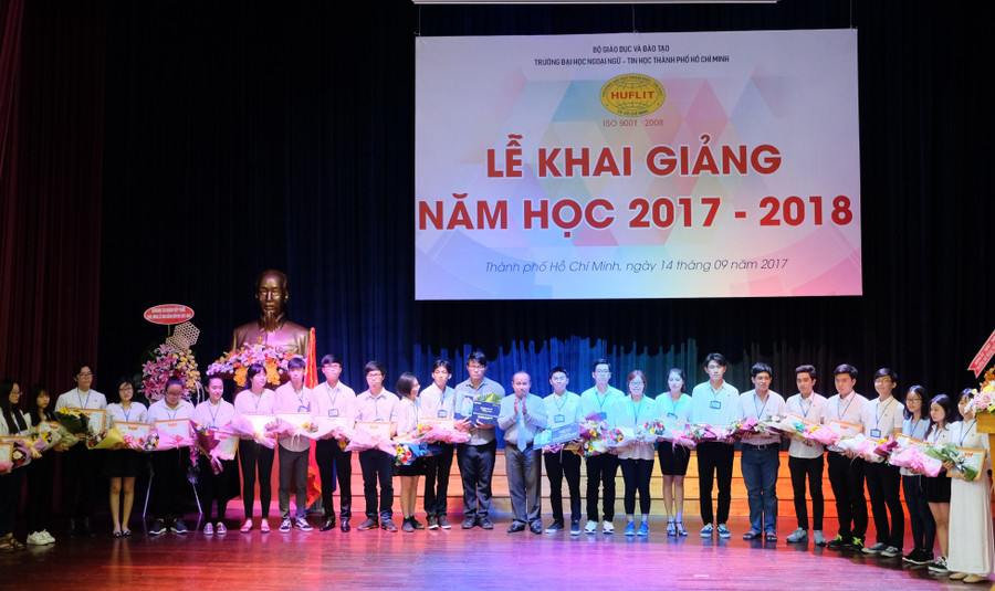 TS Trần Quang Nam - Hiệu trưởng nhà trường - tuyên dương giảng viên và sinh viên