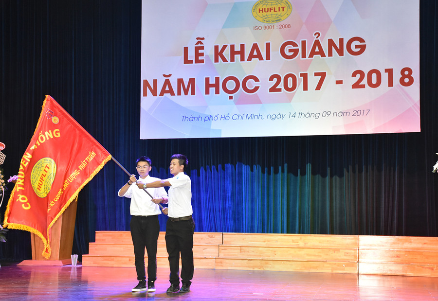 Nghi thức trao cờ truyền thống HUFLIT cho tân sinh viên