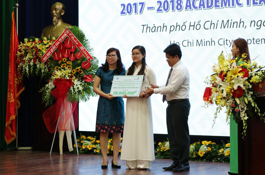 Đại diện Quỹ phát triển ĐHQG TPHCM và Ngân hàng Vietcombank trao học bổng tân SV Nguyễn Vũ Nguyên An