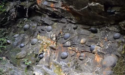 Những quả trứng đá tròn trịa trên vách đá Sản Đản Nhai. Ảnh: Amusing Planet.