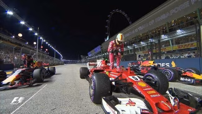 Một chiếc xe đua F1 được trưng bày tại Hoàng Thành Thăng Long cuối năm 2018. (Ảnh Đức Vinh).