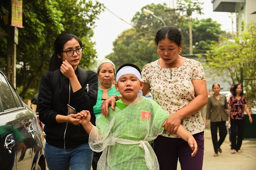 Những người thân trong gia đình cùng bà con khu phố chưa thôi hy vọng về một phép nhiệm màu nào đó sẽ đưa các cháu trở lại với mái ấm gia đình...